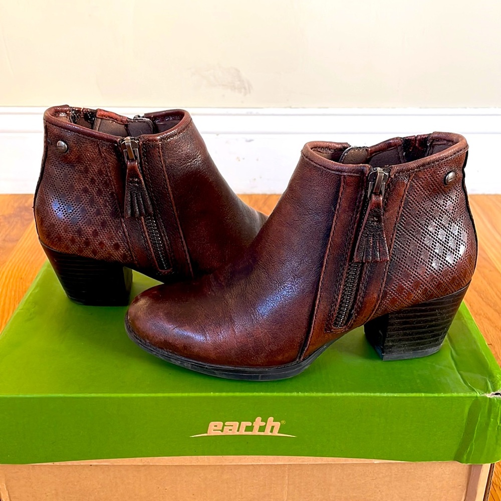 Earth | Osprey Water Resistant Leather Booties | Size 5
